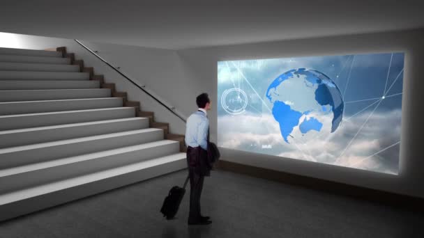 一个白种商人在大厅里走着的后视图停下来看楼梯附近的屏幕 屏幕正在投影旋转地球的数字动画 — 图库视频影像