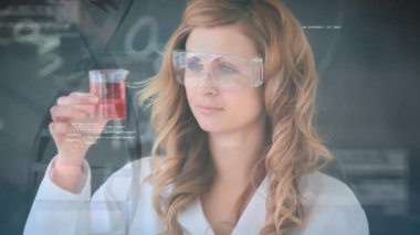 Beyaz bir kadın bilim adamının kabın içinde sıvıyı incelemesinin yakın çekimini