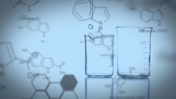 Zamknąć Dwa Zlewki Wypełnione Wodą Tło Wypełnione Równań Chemicznych — Wideo stockowe