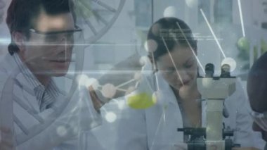 Ön planda yarı saydam Dna iplikçik görüntüleri ile laboratuvarda deneyler yürüten bilim adamlarının yakından görünümü