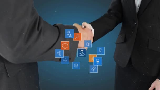 ビジネスマンとビジネスウーマンの間の握手のクローズアップは フォアグラウンドに浮かぶ接続性と通信のデジタル複合画像を持つ — ストック動画
