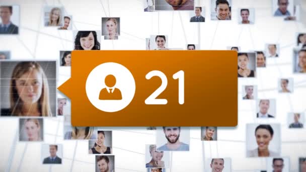 白い背景に数字を持つオレンジ色のチャットボックスの背面にある男性と女性の写真のデジタル合成 数字がカウントされている間 写真が動いている — ストック動画