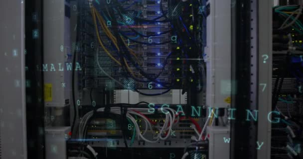コンピュータ画面からのサイバー攻撃の警告を持つデータセンターセンターのパノラマビュー — ストック動画