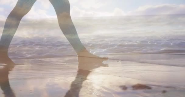 Primo Piano Piede Che Cammina Sulla Spiaggia Piedi Nudi Tramonto — Video Stock
