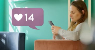 Telefonunda gezinirken sandalyede oturan beyaz bir kadının yakını. Ön planda onun yanında bir kalp simgesi sayısı 4k artan bir mesaj balonu dijital animasyon