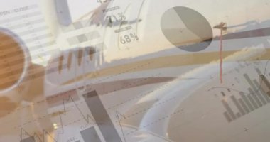 Gün batımı arka planı olan bir uçak türbininin yakın çekim. Grafik ve istatistiklerin dijital animasyonön planda 4k çalışıyor