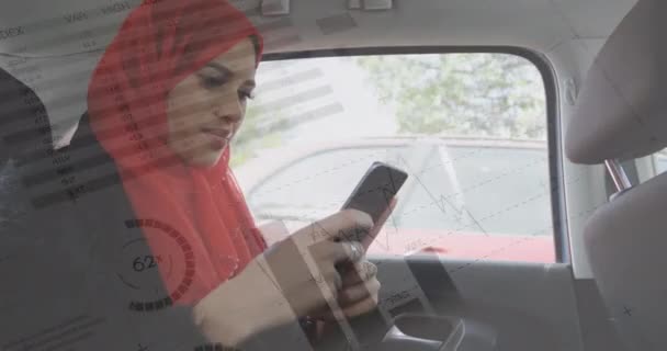 移動中の車の窓を見ながらヒジャーブのテキストメッセージを着たアラブ人女性の側面図 グラフと統計のデジタルアニメーションは フォアグラウンド4Kで実行されています — ストック動画