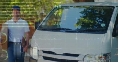 Gülümserken ilerleyen bir paketi taşıyan bir teslimatçının ön görünümü. Grafik ve istatistiklerin dijital animasyonön planda 4k çalışıyor