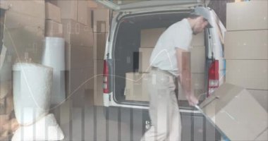 Bir teslimatçının bir minibüsün arkasına paket yüklemesi. Grafik ve istatistiklerin dijital animasyonön planda 4k çalışıyor