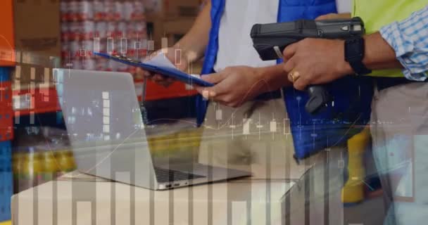 Gros Plan Deux Employés Blancs Entrepôt Discutant Devant Ordinateur Portable — Video