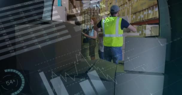 バンに荷物を積み込む白人倉庫労働者の正面図 別の男が彼に小包を渡す背景に見られます グラフと統計のデジタルアニメーションは フォアグラウンド4Kで実行されています — ストック動画
