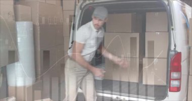 Kafkas bir teslimatçının arka dansı, bir teslimat minibüsünün arkasına paket yüklemesi. Daha sonra duraklar ve kameraya gülümsüyor. Grafik ve istatistiklerin dijital animasyonön planda 4k çalışıyor