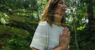 Ağaçların arasında açık havada aracılık eden beyaz bir kadının yakın çekim 4k