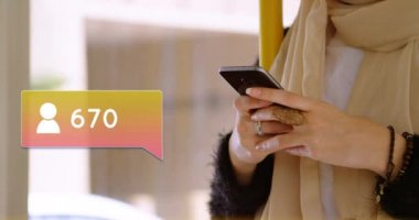 Telefonuna mesaj atarken başörtüsü takan bir Müslüman'ın yakını. Ön planda onun yanında bir takipçi simgesi sayısı 4k artan bir mesaj balonu dijital animasyon