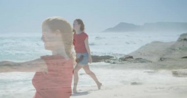 Ön planda 4k onu dans şeffaf bir görüntü ile kıyıda yalınayak yürüyen bir Kafkas kadın tam görünümü