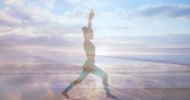 Zijaanzicht Van Een Vrouw Doen Yoga Het Strand Een Zonnige — Stockvideo