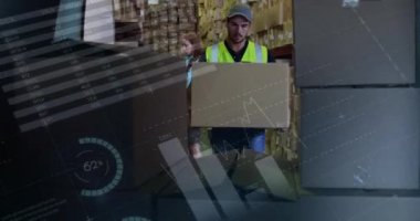 Bir depo işçisinin teslimat minibüsünün arkasına paket yüklemesinin ön görünümü. Arkasında paketleri ona veren bir yönetici var. Grafik ve istatistiklerin dijital animasyonön planda 4k çalışıyor