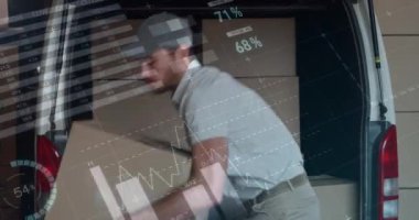 Kafkas teslimatçısının bir minibüsün arkasından paketleri boşaltmasının arka görünümü. Grafik ve istatistiklerin dijital animasyonön planda 4k çalışıyor