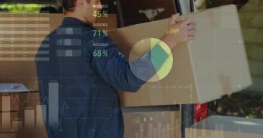 Beyaz bir teslimatçının arka dansı, bir minibüsün arkasında paketleri ayırıyor. Grafik ve istatistiklerin dijital animasyonön planda 4k çalışıyor