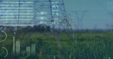 Geniş bir alan ve bir otoyol üzerinde iletim kuleleri düşük açı. Grafik ve istatistiklerin dijital animasyonön planda 4k çalışıyor