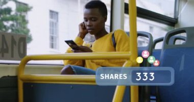 Telefonuna mesaj atarken otobüste oturan Afro-Amerikalı bir kadının tam görüntüsü. Onun yanında profil simgeleri 4k yukarı uçan bir hisse sayısı çubuğubir dijital animasyon