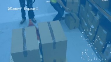 Kafkas bir depo işçisinin yüksek açıda paketleri toplayıp başka bir işçi tarafından ele alınan bir tramvaya istiflemeleri. Program kodlarının dijital animasyonu ön planda çalışıyor