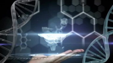 İki dna sarkaç arasında beynin hologramını tutan bir elin dijital animasyonu. Altıgen şekilli ışıklar program kodları ile arka planda yanıp sönüyor.