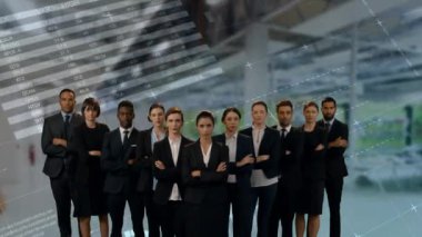 Ciddi yüzleri ve kolları çapraz bir iş ekibinin ön görünümü. Arkalarında grafikler ve istatistikler ile bir ofis bir dijital animasyon.