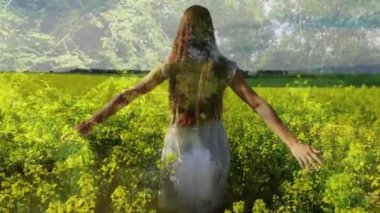 Sarı çiçeklerle dolu bir alanda yürüyen bir kadının arka görüntüsü