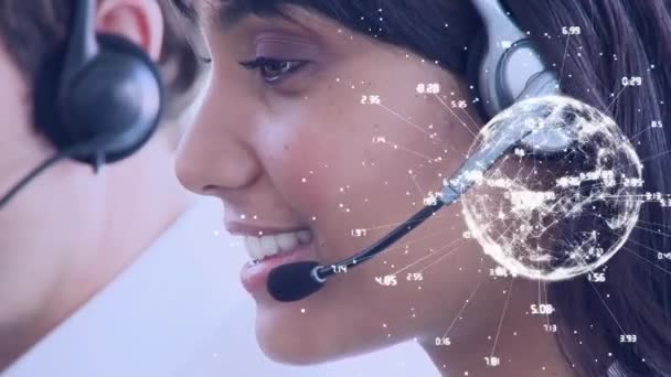 Nahaufnahme Einer Indischen Callcenter Agentin Die Auf Ihrem Headset Spricht — Stockvideo