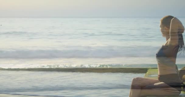 日没時4Kの波を見て 波の上で休んでいる女性の側角 — ストック動画