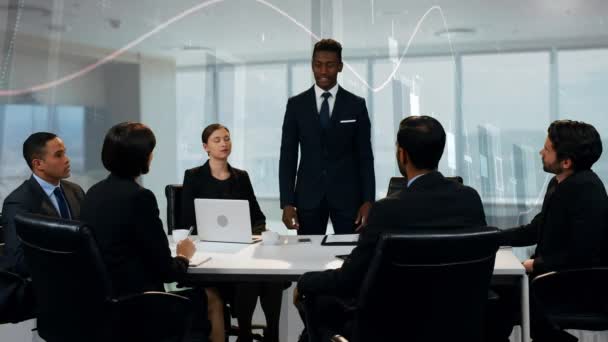 Vista Frontal Empresário Afro Americano Enquanto Discutia Frente Seus Colegas — Vídeo de Stock