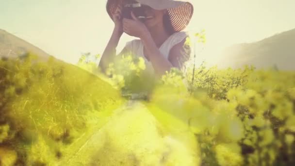 明るい晴れた日に写真を撮る花畑の白人女性の正面図 — ストック動画
