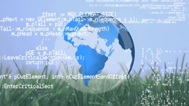 背景中带有草的旋转地球的数字动画 在前台看到程序代码运行 — 图库视频影像