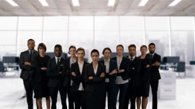 Bir ofis içinde geçen ciddi yüzleri ve kolları olan bir iş adamı ekibinin ön görünümü