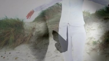 Ön planda uçan kelebeksiluetleri ile sahilde yoga yapan beyaz bir kadının ön görünümü