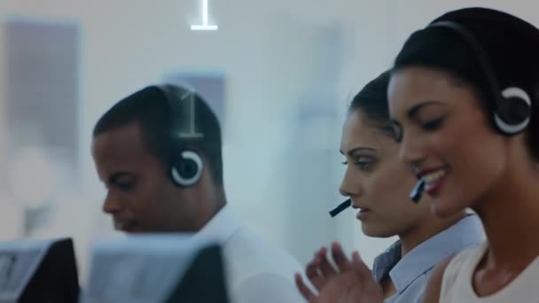Närbild Grupp Callcenteragenter Som Pratar Sina Headset Med Binära Koder — Stockvideo