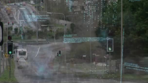 道路の背景を持つプログラムコードとインターフェイスのデジタルアニメーション — ストック動画