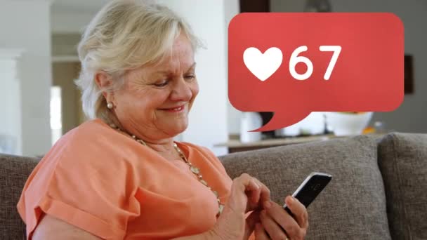 Telefonunda Gezinirken Kanepede Oturan Beyaz Yaşlı Bir Kadının Yakını Onun — Stok video