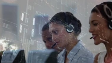 Müşterilerle konuşan çağrı merkezi acentelerinden oluşan bir ekibin yan görünümü. Grafikler ve istatistiklerle dolu bir ekranın dijital animasyonu ön planda görülüyor