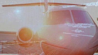 Havaalanında park etmiş bir uçağın ön görünümü. Arayüz kodlarının dijital animasyonu ön planda çalışıyor