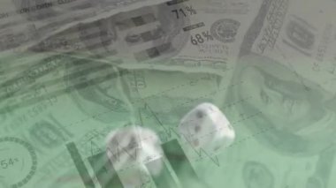 Arka plandaki grafiklerde, grafiklerde ve kağıt faturalarında farklı istatistikler gösterilirken, yuvarlanan zarların dijital bileşimi.