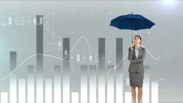 彼女の後ろに走るグラフと統計で傘を持つビジネスウーマンのデジタルアニメーション — ストック動画