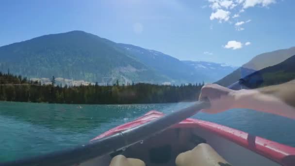 湖でカヤックをしながら山々の正面図 — ストック動画