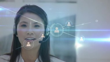 Bir müşteriyle konuşan asyalı bir kadın çağrı merkezi ajanının yakını. Çizgilerle bağlanan profil simgelerinin dijital animasyonu ön planda görülüyor