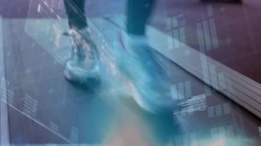 Koşu bandında yürüyen bacaklarıkapatın. Arayüz kodları ile ekranın dijital animasyon ön planda görülebilir