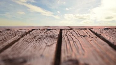 Gökyüzü manzaralı ahşap bir güverte düşük açı