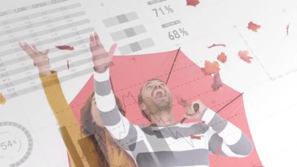 Zblízka Kavkazského Páru Který Drží Deštník Přitom Užívá Listí Popředí — Stock video