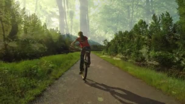 Bakifrån Kvinna Som Rider Cykel Skogsstig Med Utsikt Över Bergen — Stockvideo