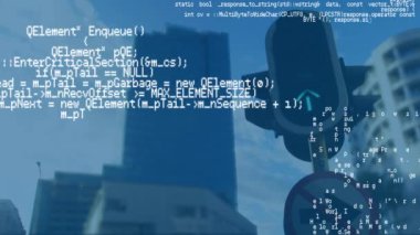 Arkasında yüksek binaların bir görünümü ile bir şehir trafik ışığı düşük açı. Program kodlarının dijital animasyonu arka planda çalışıyor